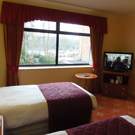Lakeside Continental Hotel Camberley Bagian luar foto