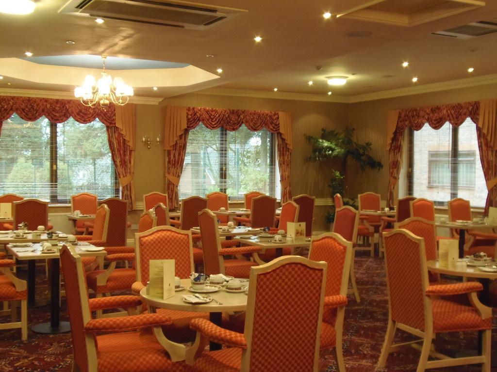Lakeside Continental Hotel Camberley Bagian luar foto