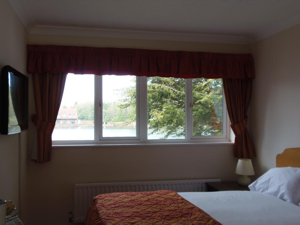 Lakeside Continental Hotel Camberley Bagian luar foto