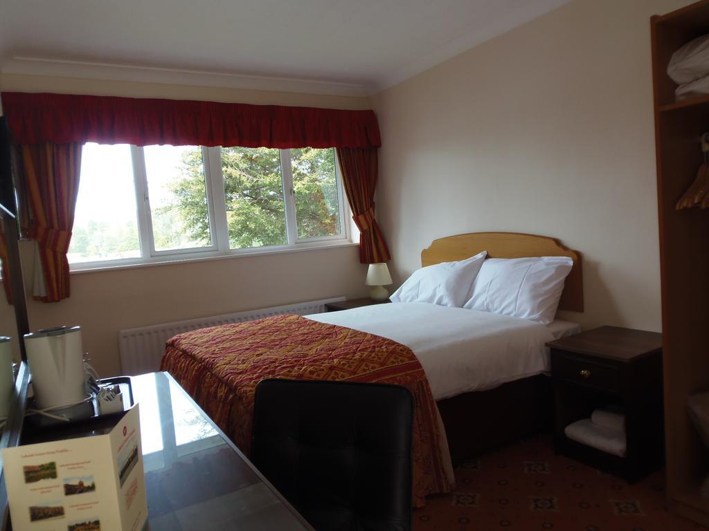 Lakeside Continental Hotel Camberley Bagian luar foto