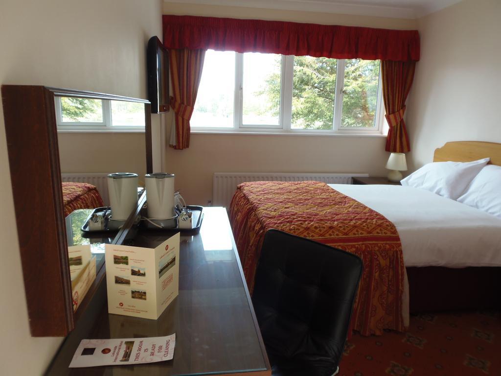 Lakeside Continental Hotel Camberley Bagian luar foto