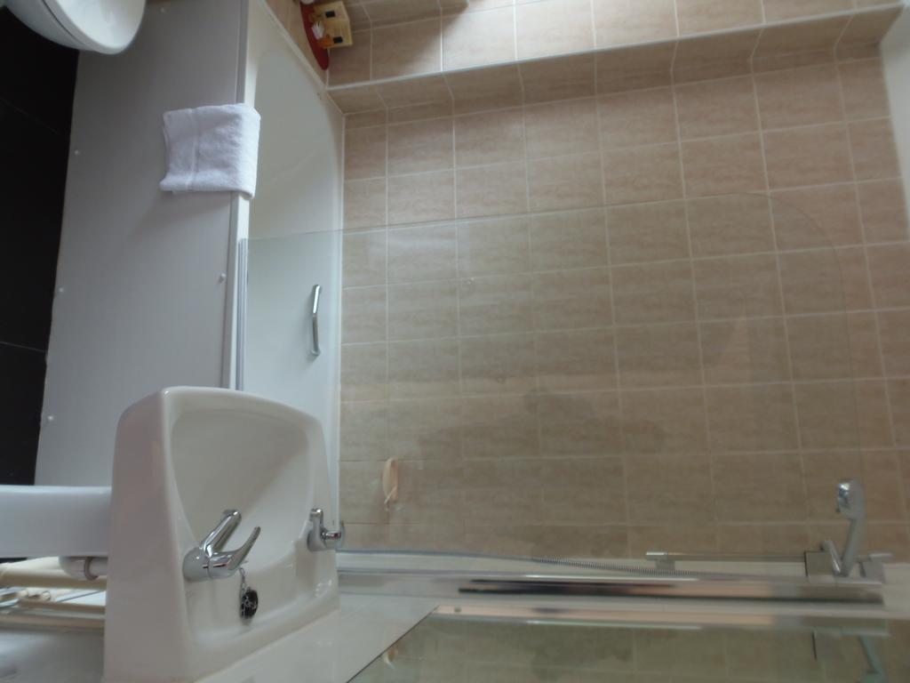 Lakeside Continental Hotel Camberley Bagian luar foto