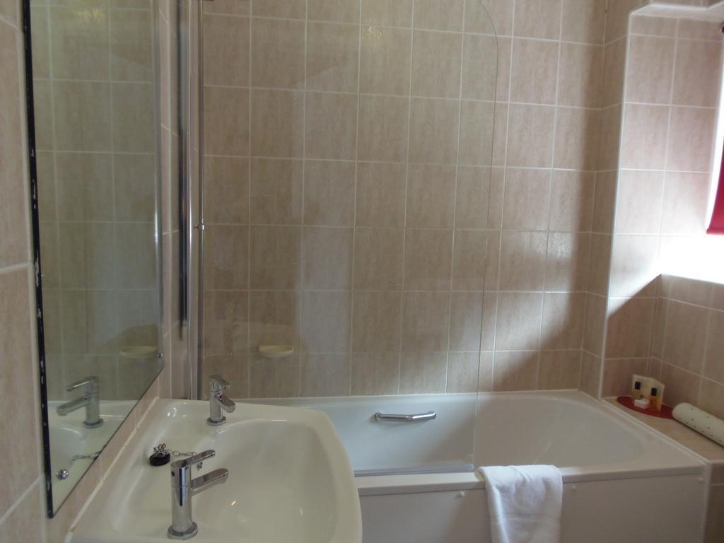 Lakeside Continental Hotel Camberley Bagian luar foto