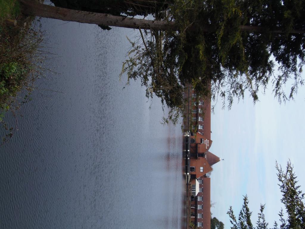 Lakeside Continental Hotel Camberley Bagian luar foto