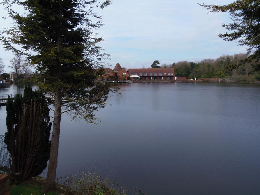 Lakeside Continental Hotel Camberley Bagian luar foto