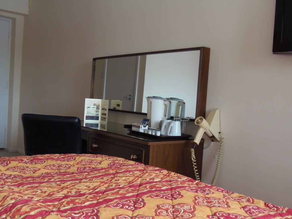 Lakeside Continental Hotel Camberley Bagian luar foto
