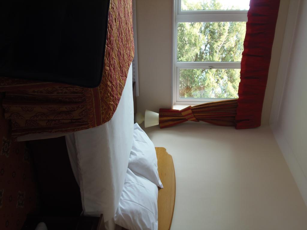 Lakeside Continental Hotel Camberley Bagian luar foto