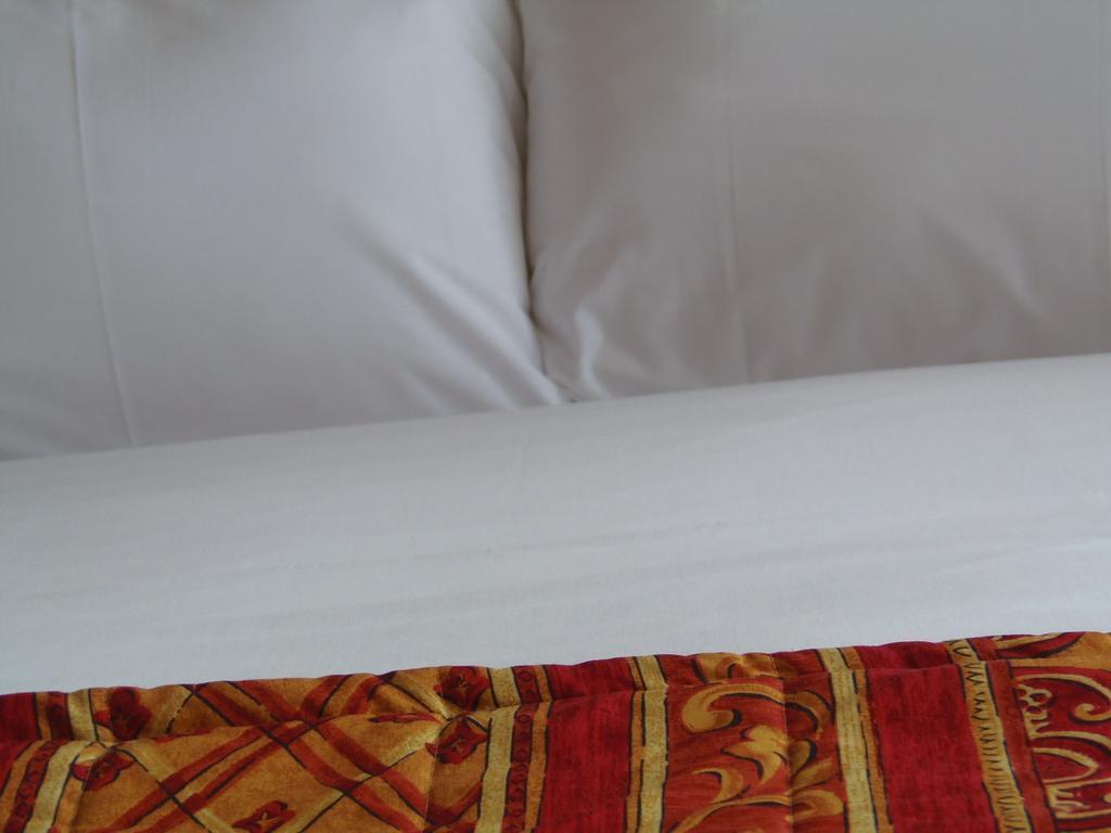 Lakeside Continental Hotel Camberley Bagian luar foto