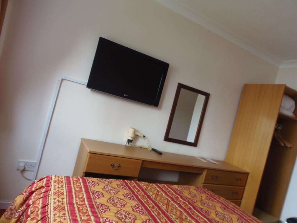 Lakeside Continental Hotel Camberley Bagian luar foto