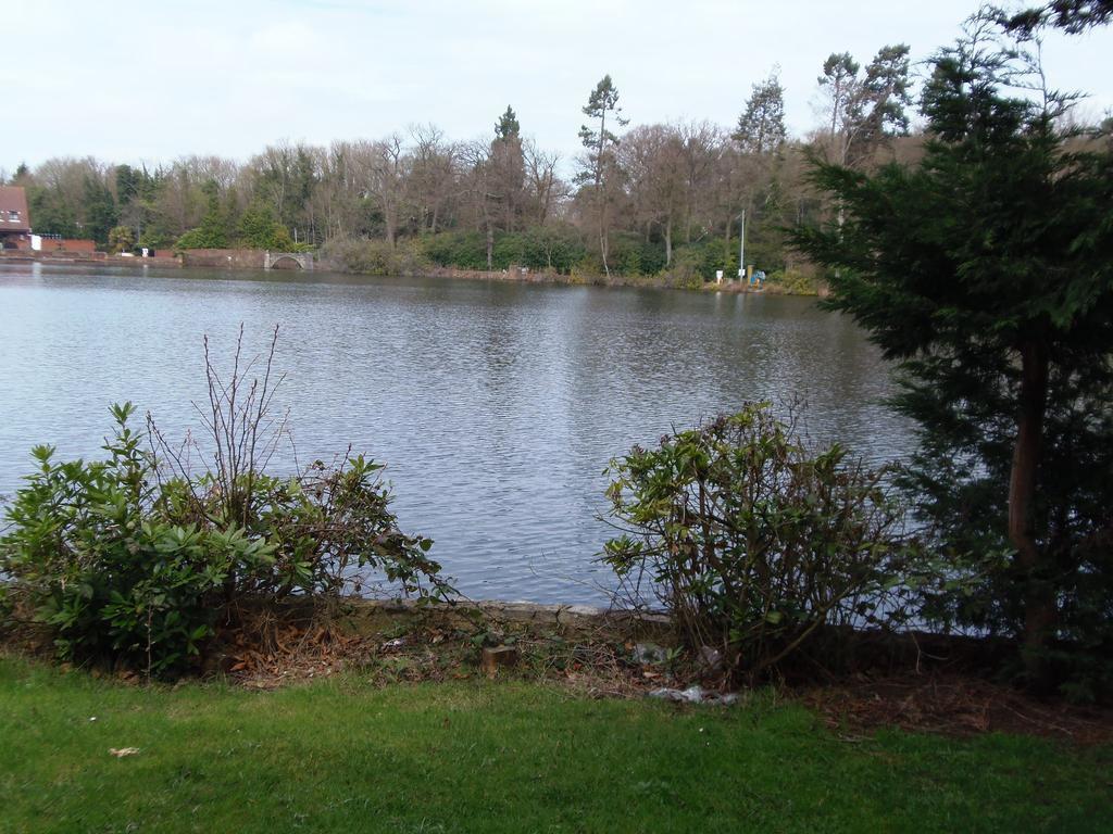 Lakeside Continental Hotel Camberley Bagian luar foto