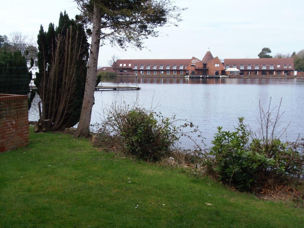 Lakeside Continental Hotel Camberley Bagian luar foto