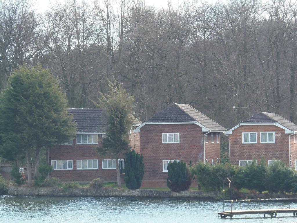 Lakeside Continental Hotel Camberley Bagian luar foto