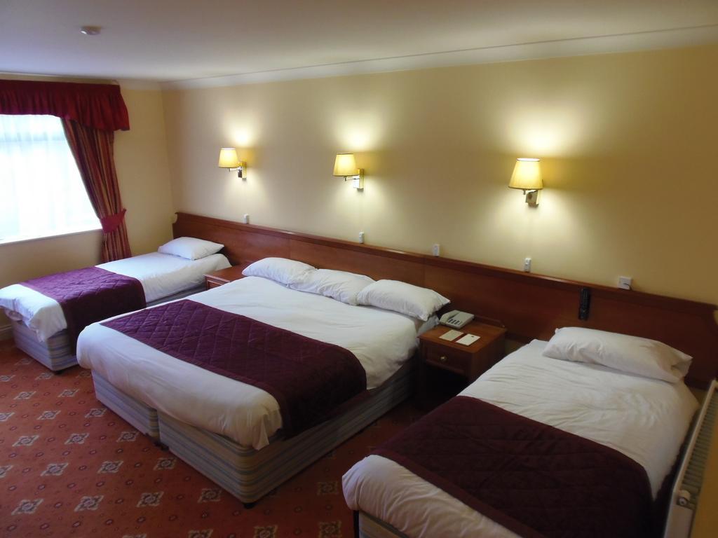 Lakeside Continental Hotel Camberley Bagian luar foto