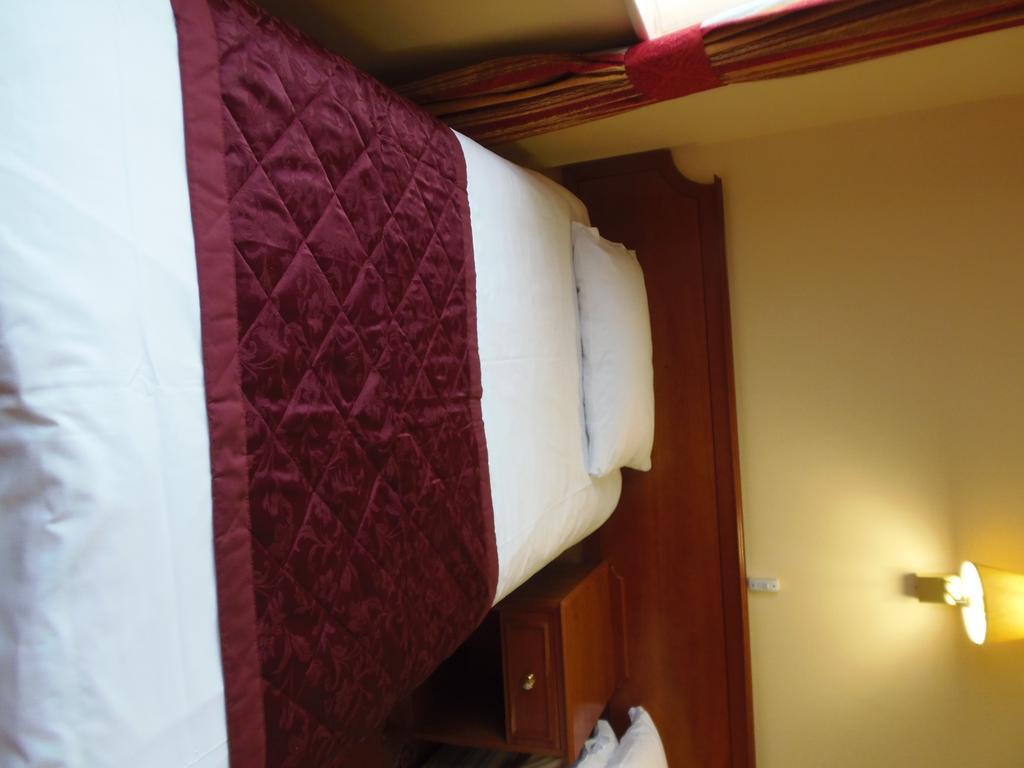 Lakeside Continental Hotel Camberley Bagian luar foto