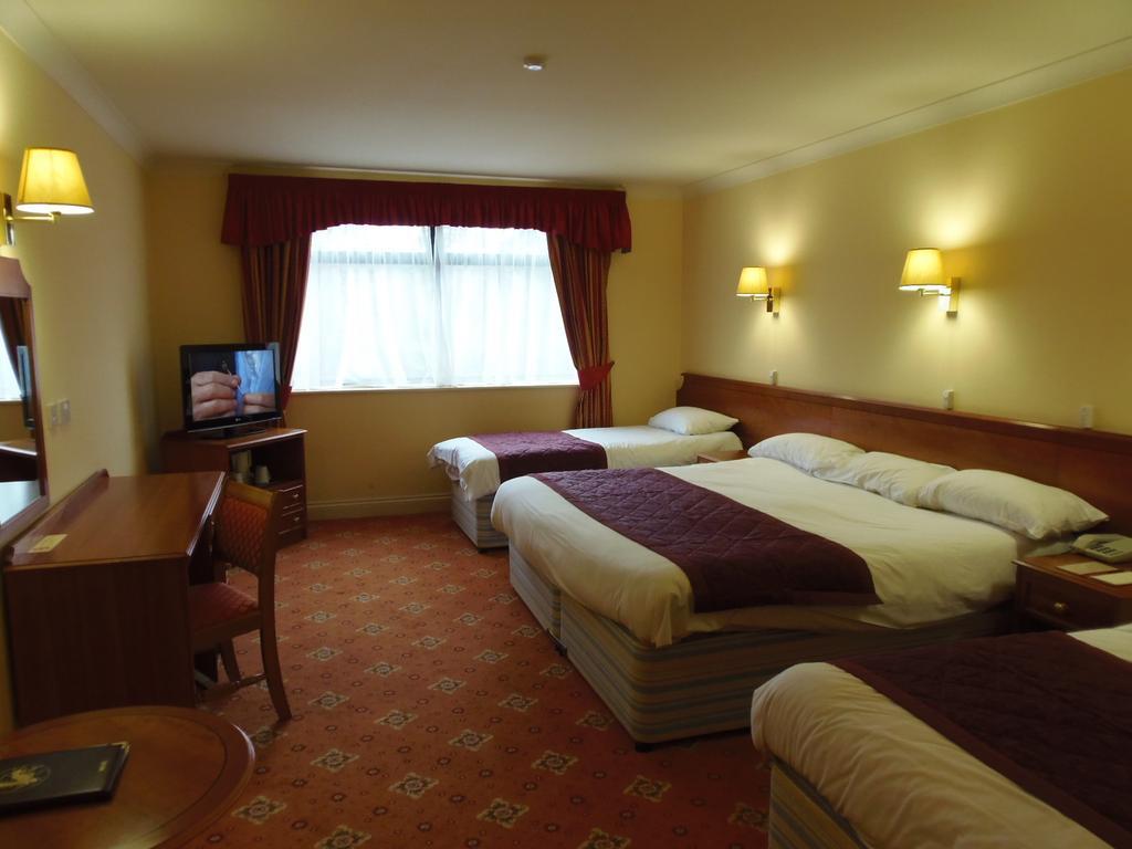 Lakeside Continental Hotel Camberley Bagian luar foto