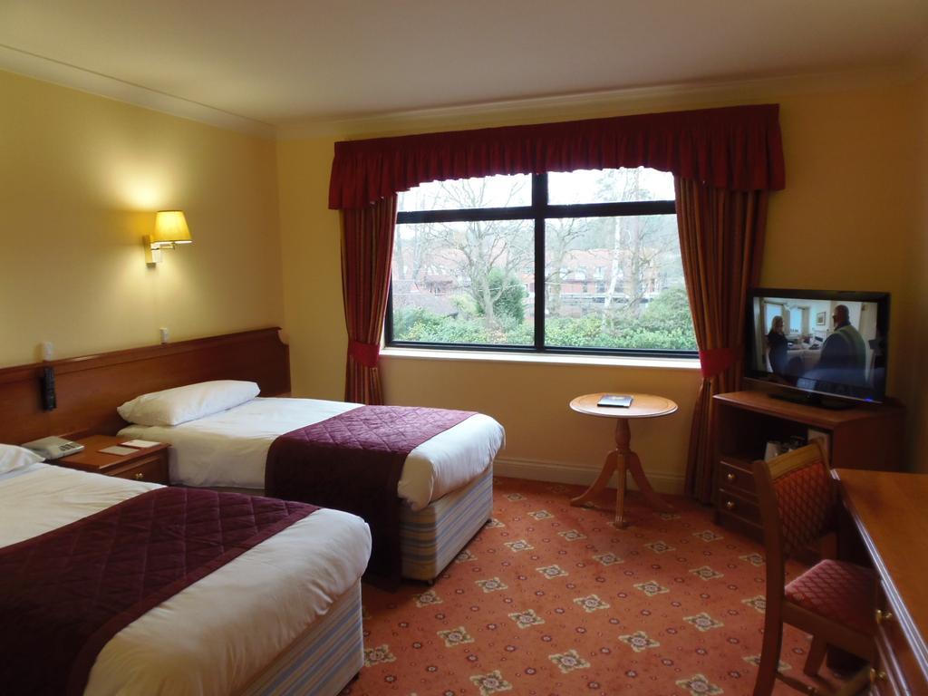 Lakeside Continental Hotel Camberley Bagian luar foto