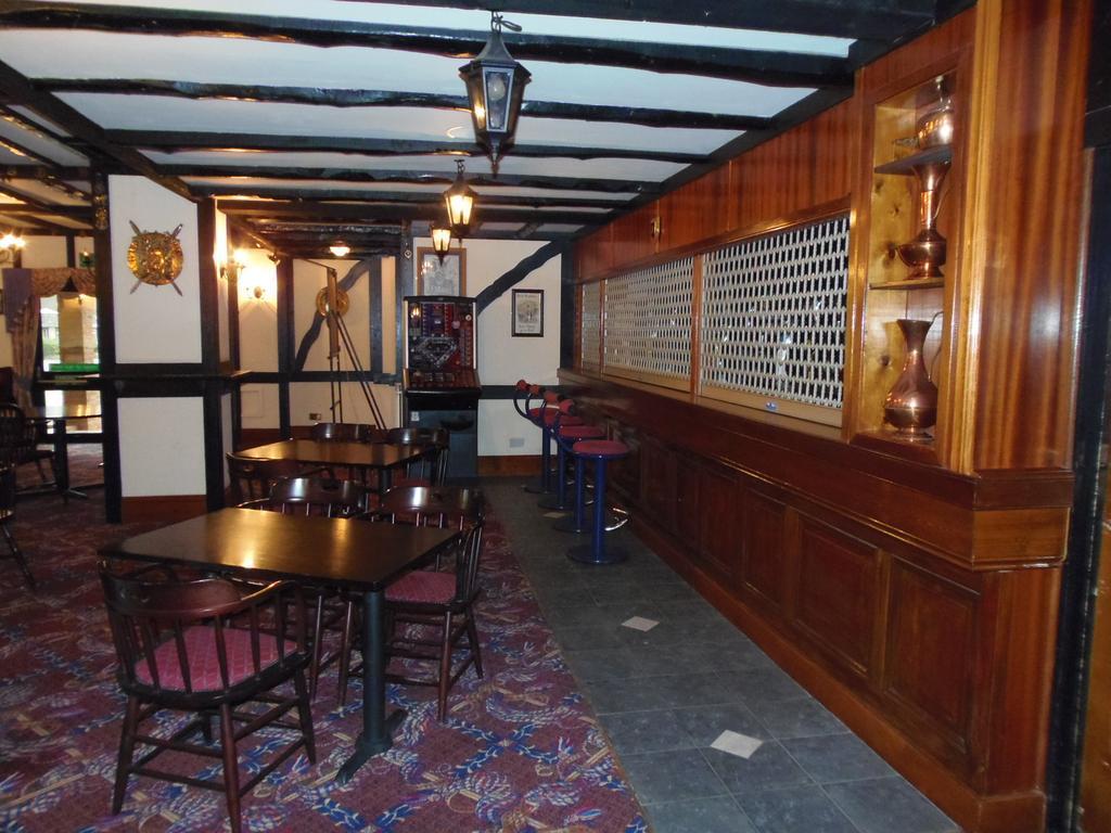 Lakeside Continental Hotel Camberley Bagian luar foto