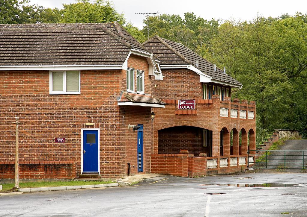 Lakeside Continental Hotel Camberley Bagian luar foto