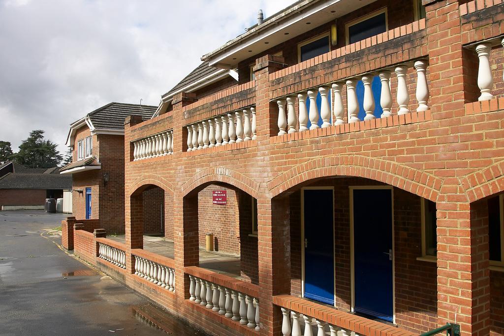 Lakeside Continental Hotel Camberley Bagian luar foto